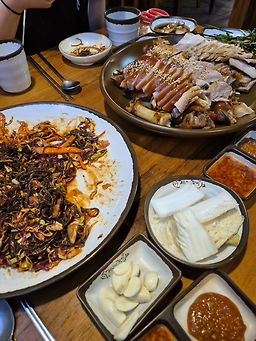 Gajangmatinneunjokbal bonggokjeom (가장맛있는족발 봉곡점) 3
