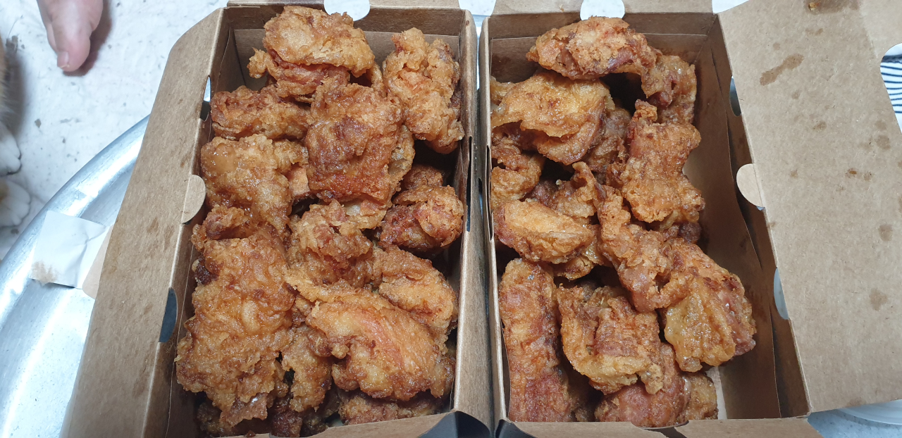 Gyochonchikin, cheongodipikei㈜choeupjeom (교촌치킨, 청오디피케이㈜초읍점) 1