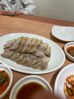 Ipossalbapjeongsik (이포쌀밥정식) 1