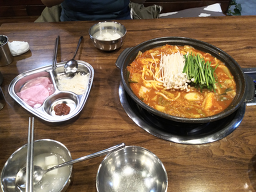 Geugote gamyeon tongnamu (그곳에 가면 통나무) 2