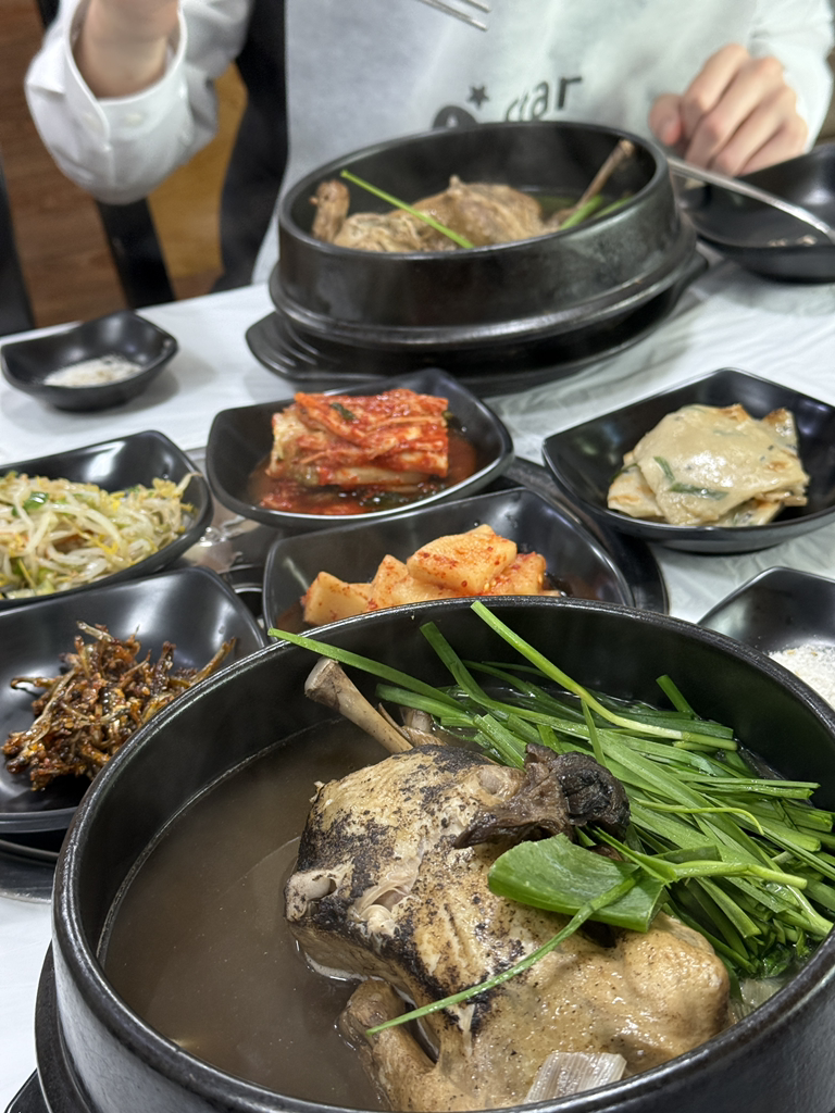 Naneungineungibeoseotbaeksuk (나능이능이버섯백숙) 2