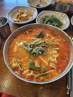 Hongikgungjungjeontongyukgaejang (홍익궁중전통육개장) 1