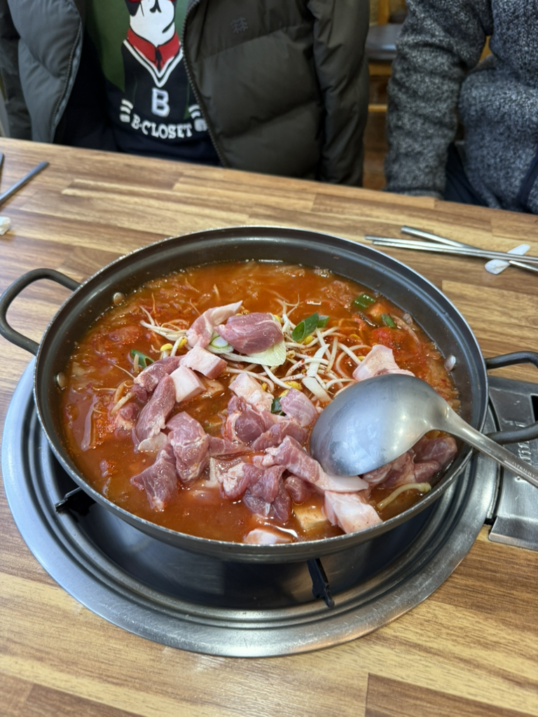 Cheongdamgimchijjigae baesanjeom (청담김치찌개 배산점) 2