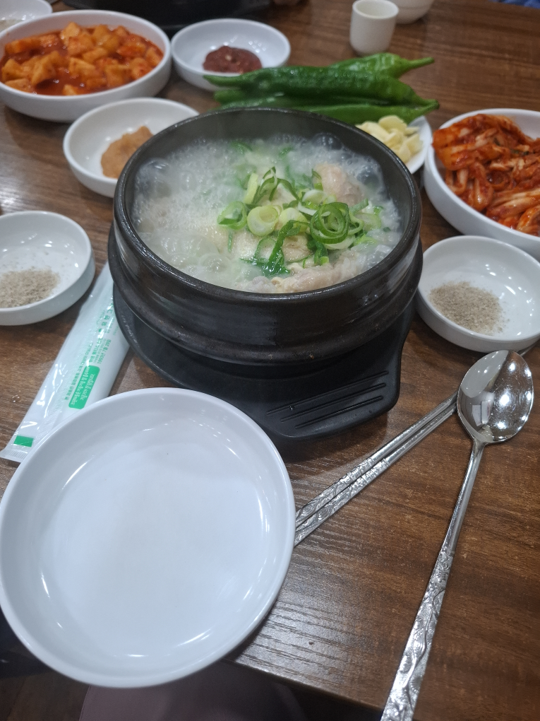 Yeongeonsamgyetang (연건삼계탕) 3