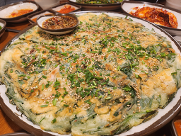 Gajangmatitneunjokbal (가장맛있는족발) 3