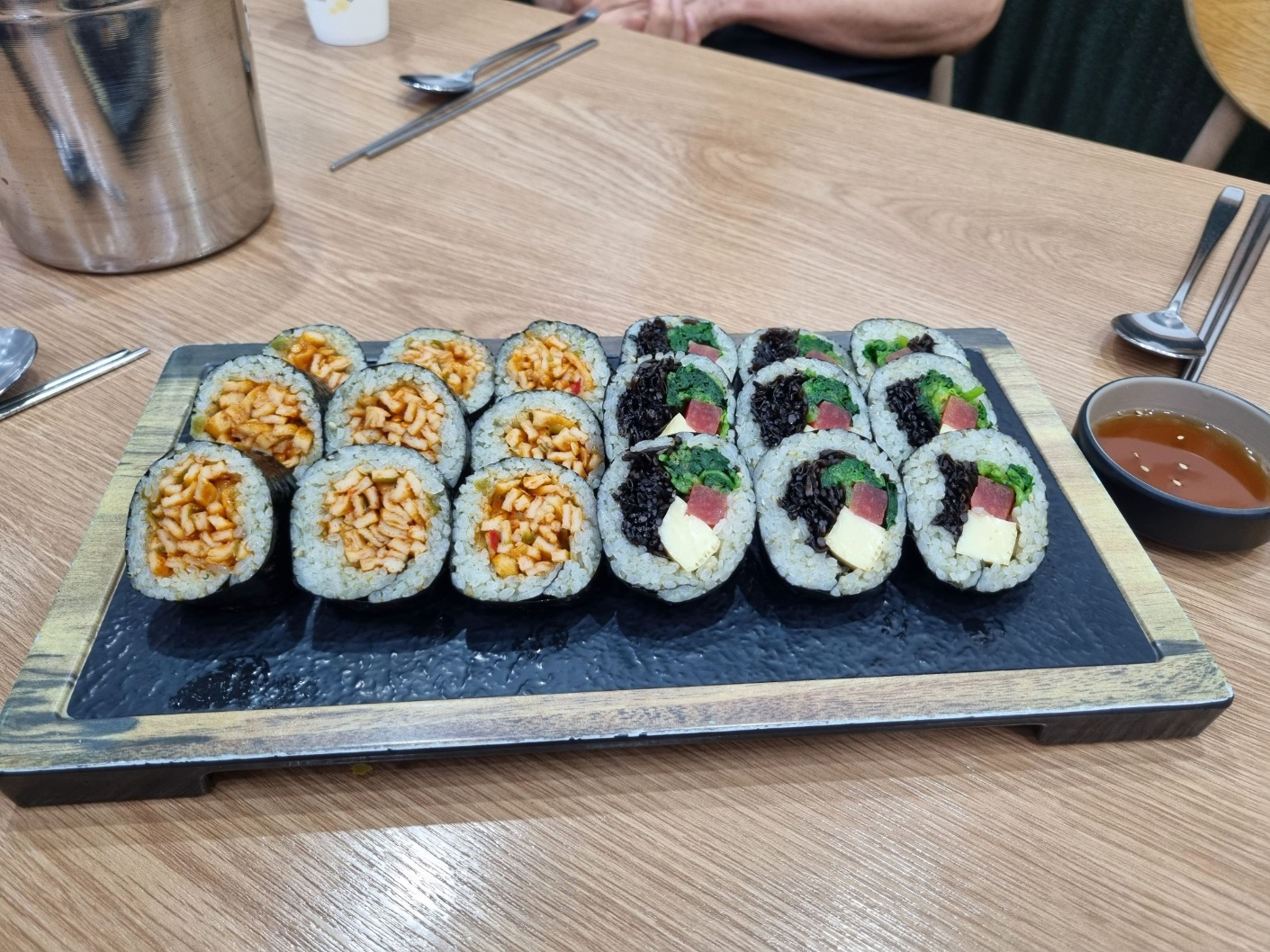 Baemalkalguksugimbap (배말칼국수김밥) 3