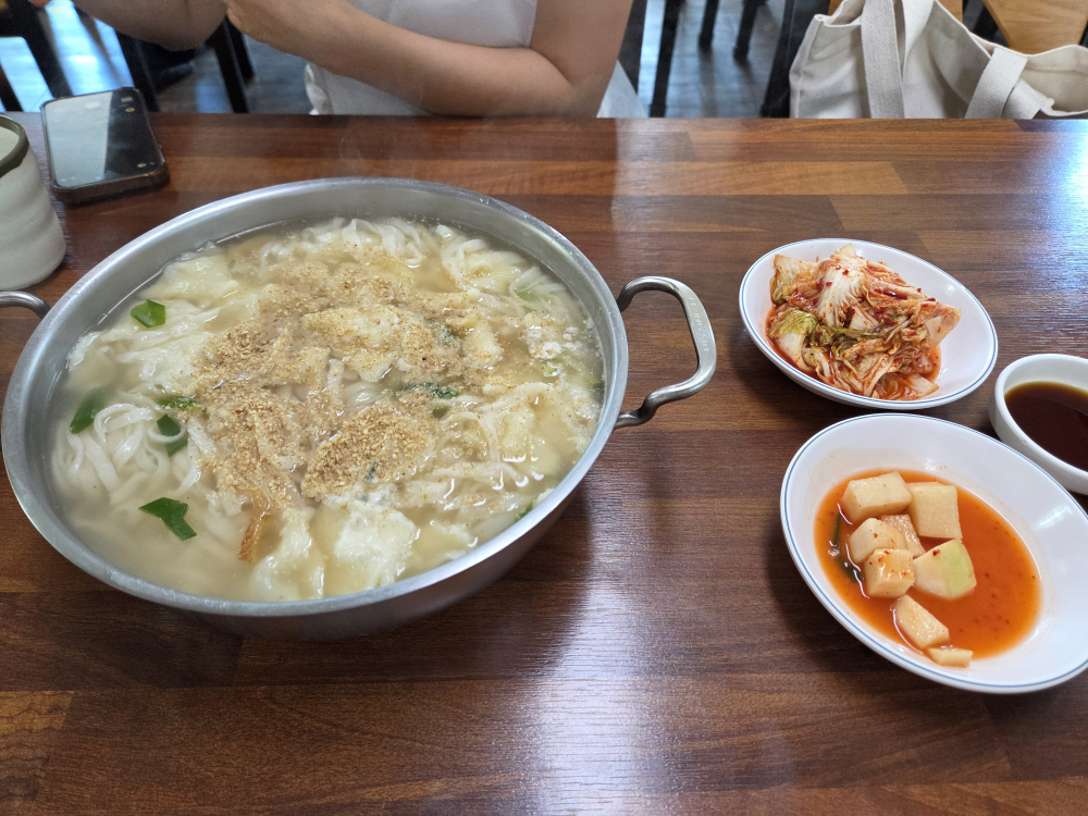 Halmeonisonkalguksu (할머니손칼국수) 3