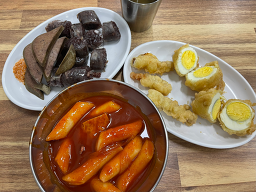 Yumyeonghan tteokboki twigim (유명한 떡볶이 튀김) 3