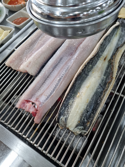 Baekmagangchamsutminmuljangeo (백마강참숯민물장어) 2