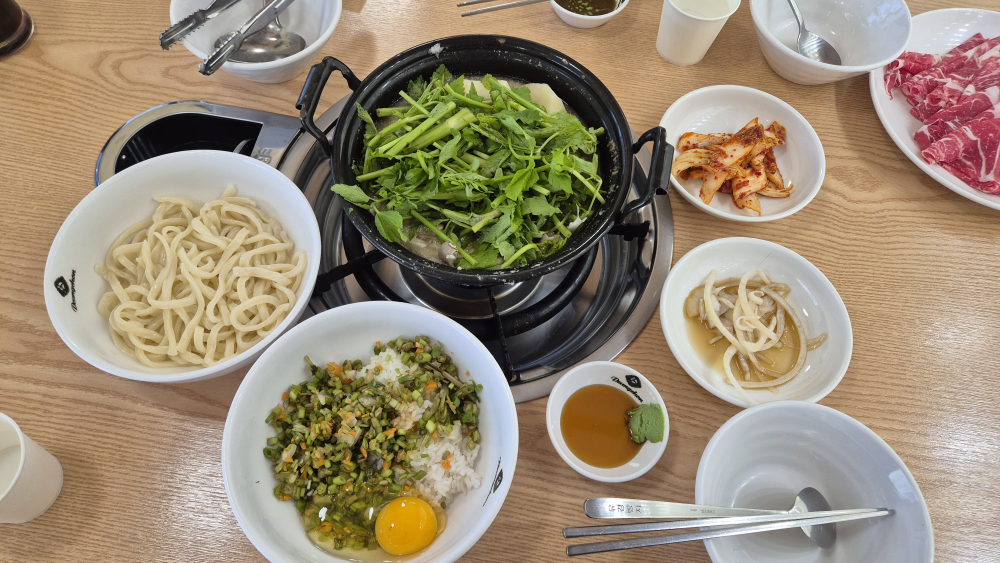 Deungchonsyabeukalguksu geumosanjeom (등촌샤브칼국수 금오산점) 1