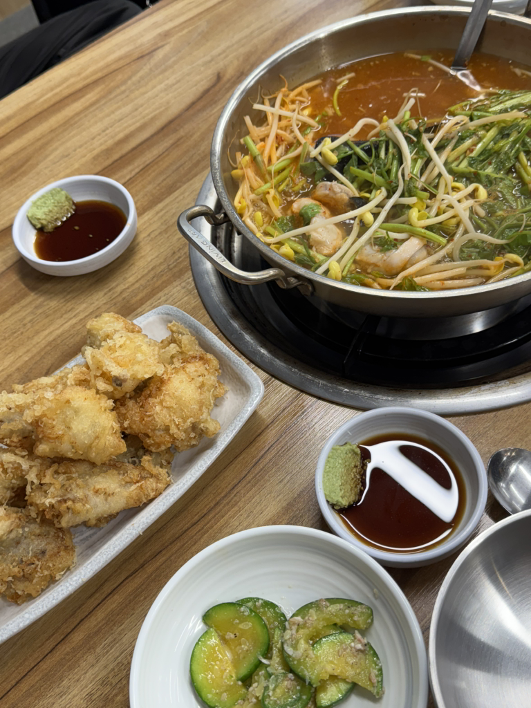 Haseongilbokjip oe 1 (하성일복집 외 1) 2