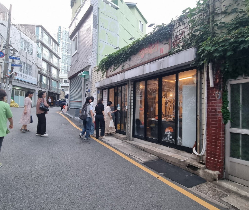 Byeolnangimhaedwitgogikkeopdegi (별난김해뒷고기껍데기) 1