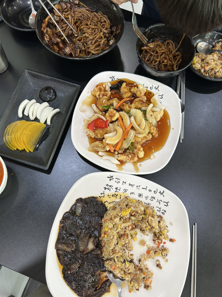 Jeungpyeongsonjjajang (증평손짜장) 2