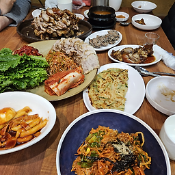 Hyeongnimbossamaujokbal (형님보쌈아우족발) 2