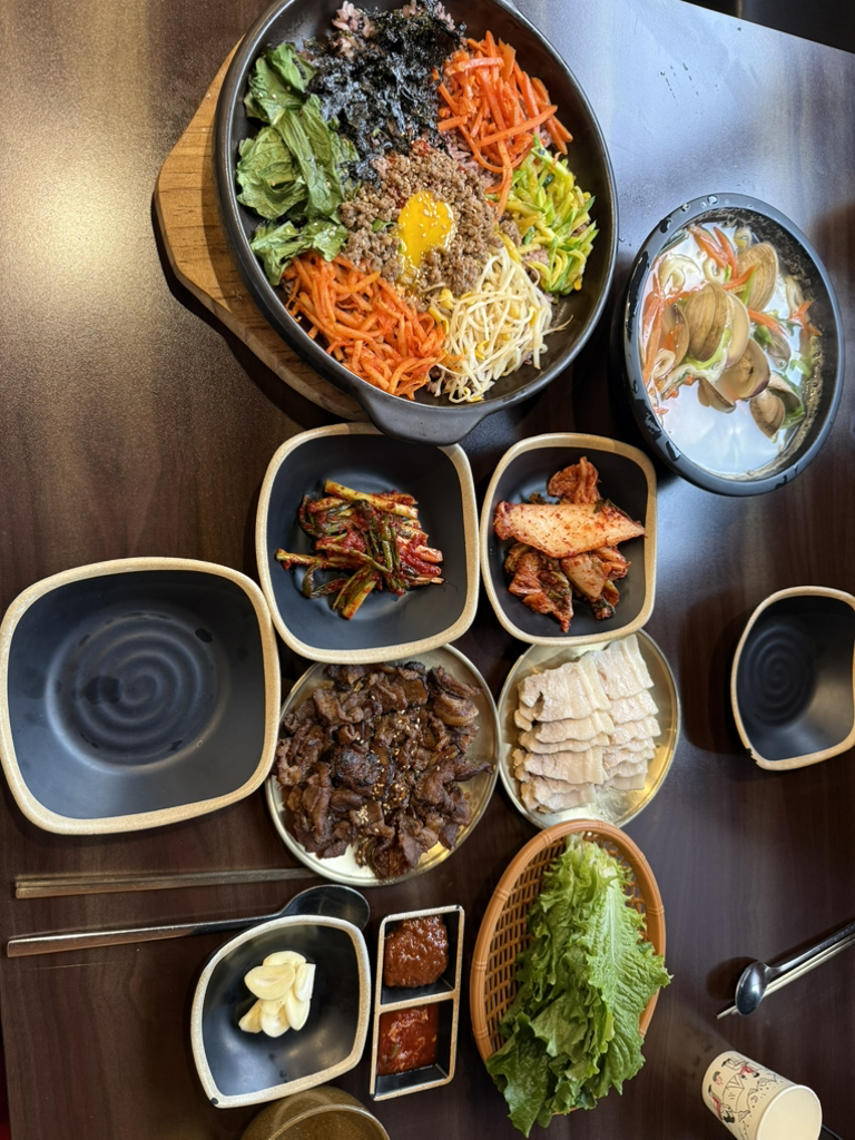 Dongbaekbossamkalguksu (동백보쌈칼국수) 2