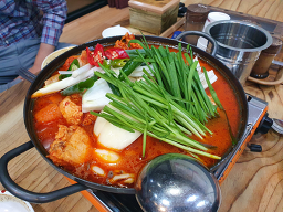 Seoldaegamnurungjibaeksuk (설대감누룽지백숙) 1