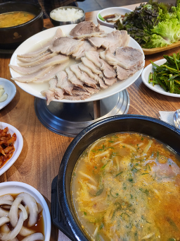 Subokdwaejigukbap (수복돼지국밥) 3