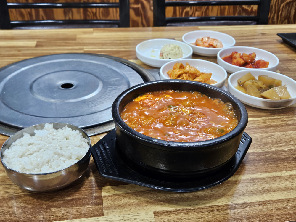 Sagolkalguksu (사골칼국수) 1