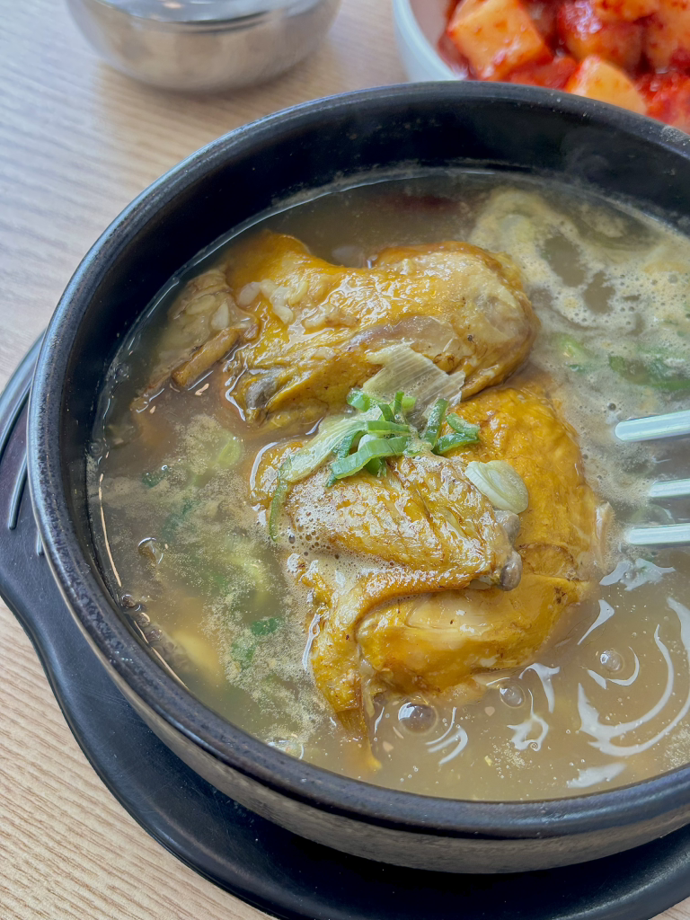 Gaeseongsanghwangbeoseotsamgyetang yonginsicheongjeom (개성상황버섯삼계탕 용인시청점) 3