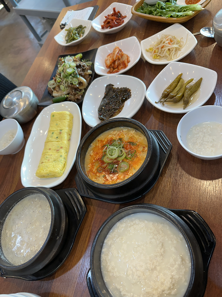 Gohyangjipchodangsundubu, gonggan (고향집초당순두부, 공간) 2