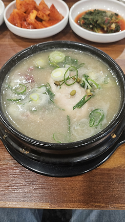 Iucheolhanbangnurungjisamgyetang (이우철한방누룽지삼계탕) 1
