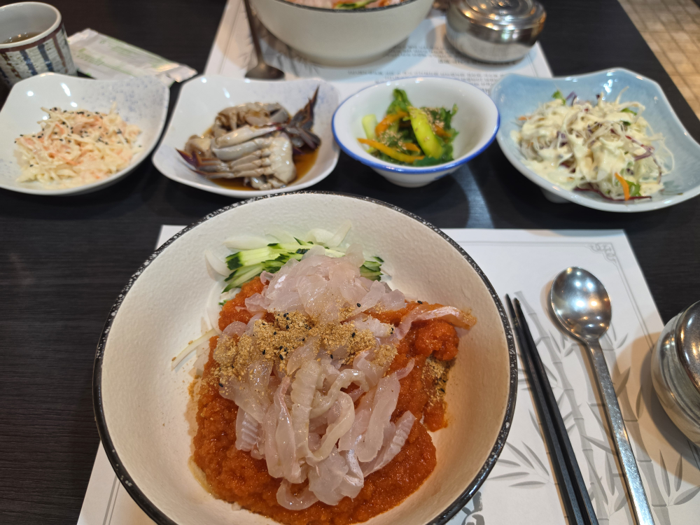 Ulleungdomulhoehoetjip (울릉도물회횟집) 2