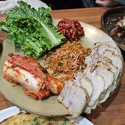Hyeongnimbossamaujokbal (형님보쌈아우족발) 1