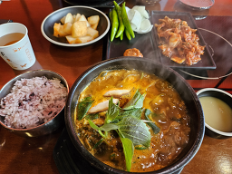 Namdareungamjatang dongnaereokkijeom (남다른감자탕 동래럭키점) 1