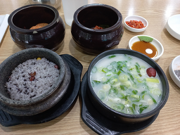 Keunjipdolsotseolreongtang (큰집돌솥설렁탕) 2