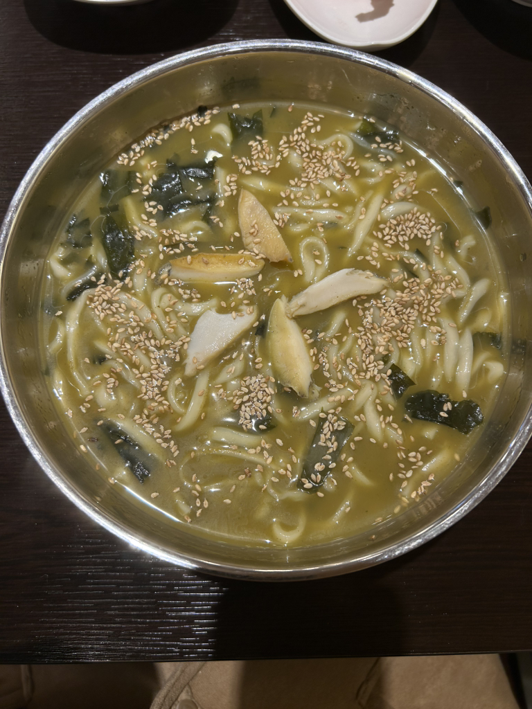 Yangssinejejujeonbokkalguksubonjeom (양씨네제주전복칼국수본점) 1