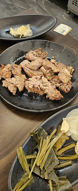 Sinseonhandwaejigogireulsonsu (신선한돼지고기를손수) 3