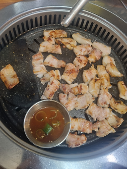 Matnaeeumwangsogeumguipalyongjeom (맛내음왕소금구이팔용점) 1