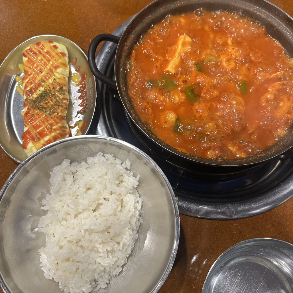 Baekchaegimchijjigae sinchonjeom (백채김치찌개 신촌점) 2