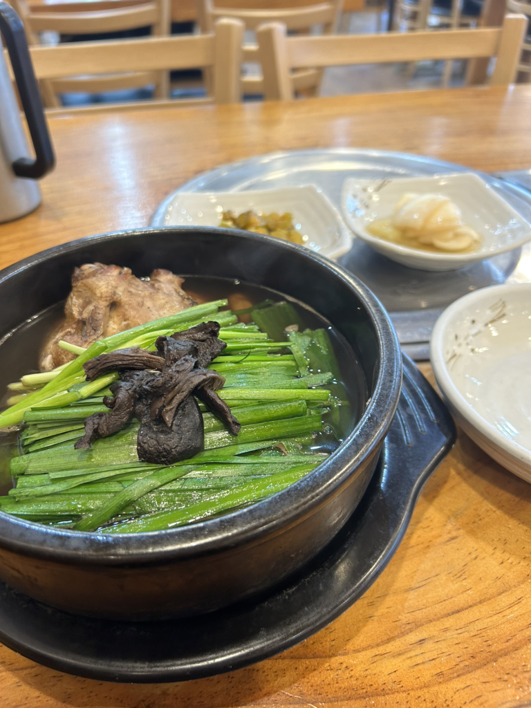 Naneungi neungibeoseotbaeksuk (나능이 능이버섯백숙) 1