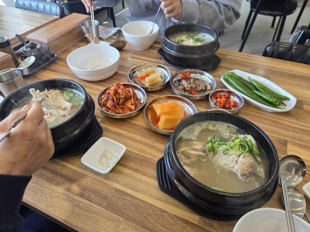Cheongsongyaksusamgyetang (청송약수삼계탕) 1