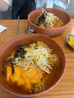 틈새라면 홍대놀이터점 사진 3