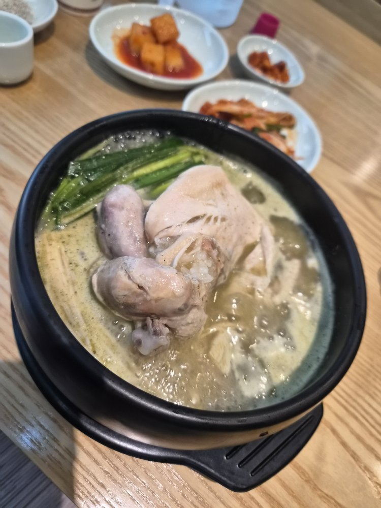 Jihohanbangsamgyetang misa (지호한방삼계탕 미사) 2