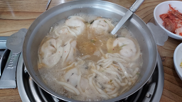 Pulhyanggigungjungkalguksusonmandujeongol (풀향기궁중칼국수손만두전골) 2