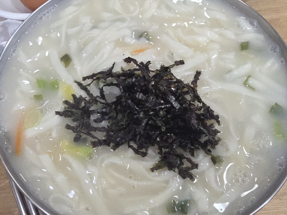 Hongeunsonkalguksu (홍은손칼국수) 2