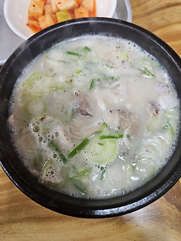 Wangbeolsundaegukbap (왕벌순대국밥) 2