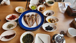 Punggyeongitneunbapsang oe 1 (풍경있는밥상 외 1) 2
