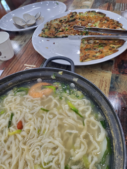 Baromibaekhapkalguksu (바로미백합칼국수) 3
