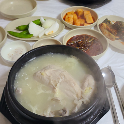 Gamasotsamgyetang (가마솥삼계탕) 1