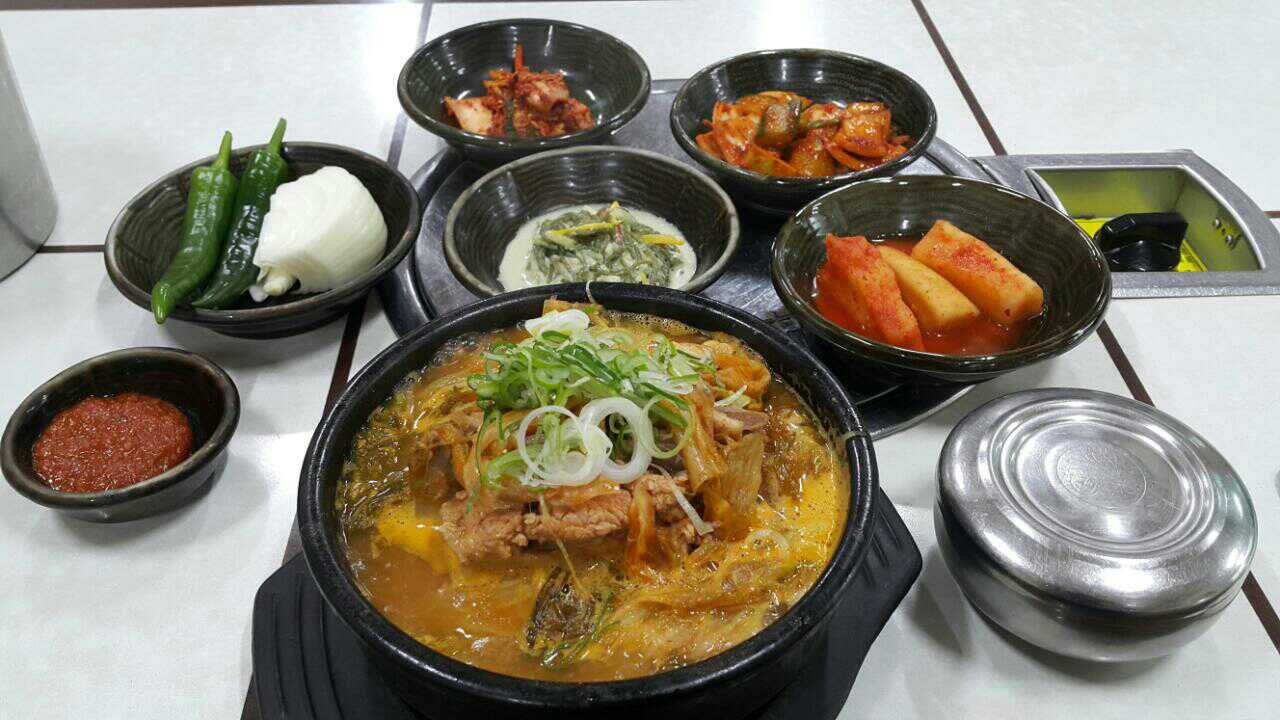 Ppyeotongmukeunjigamjatang (뼈통묵은지감자탕) 3