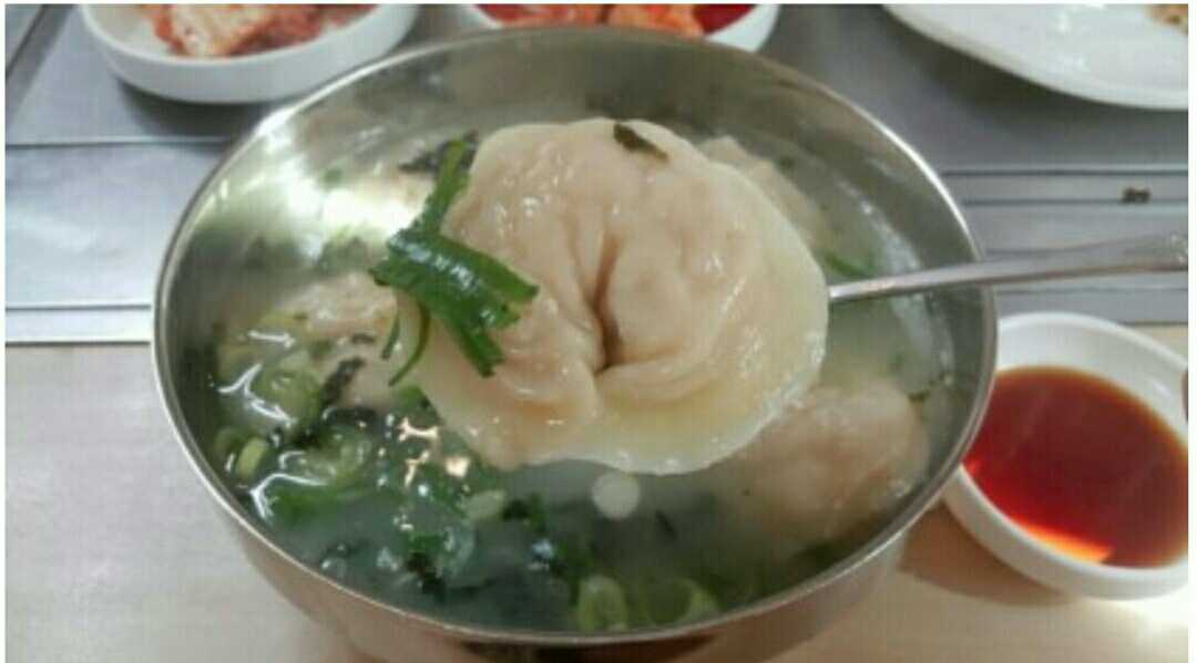 Jeontongmanduguk (전통만두국) 1
