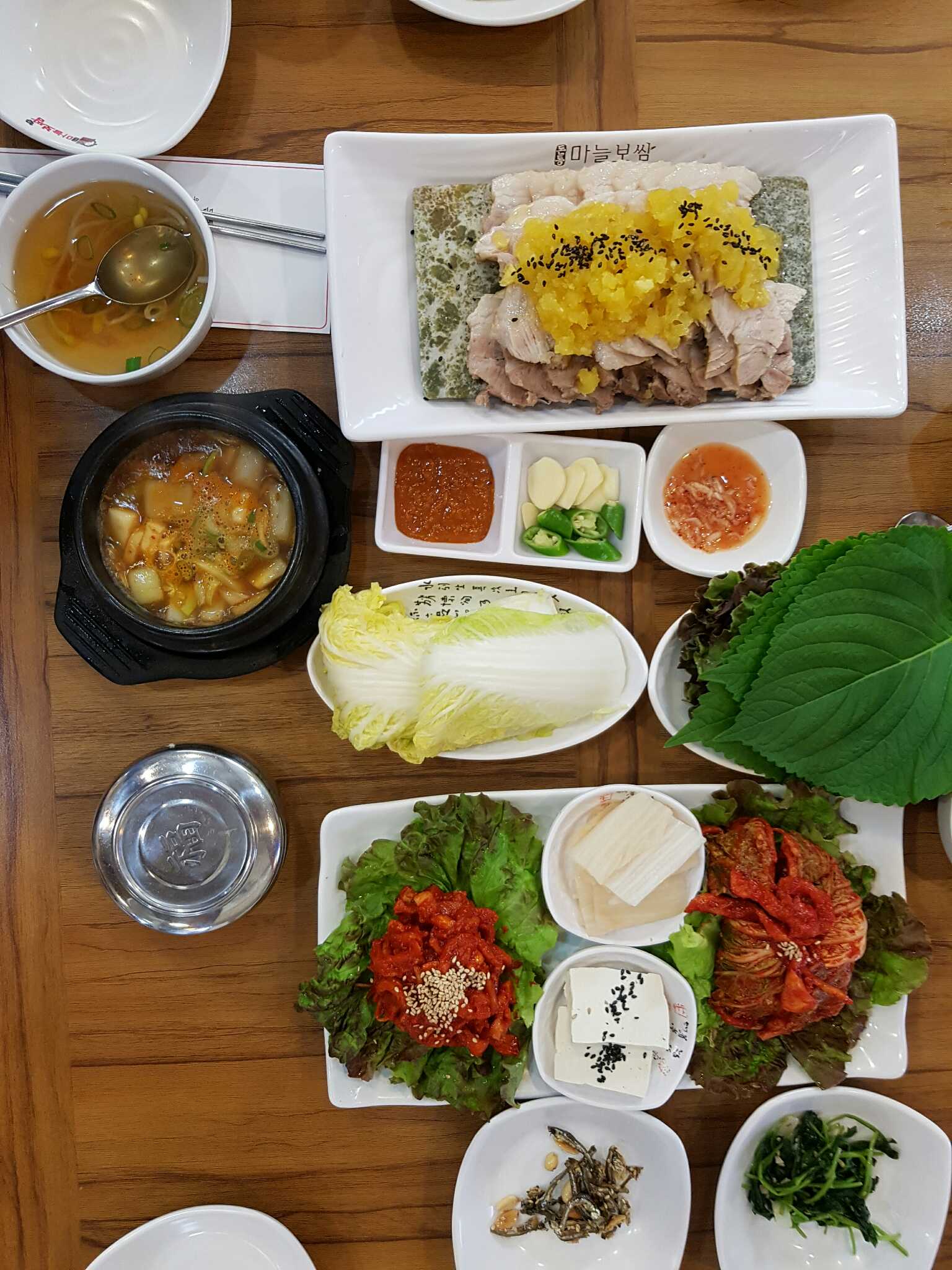 Dontongmaneulbossam (돈통마늘보쌈) 2