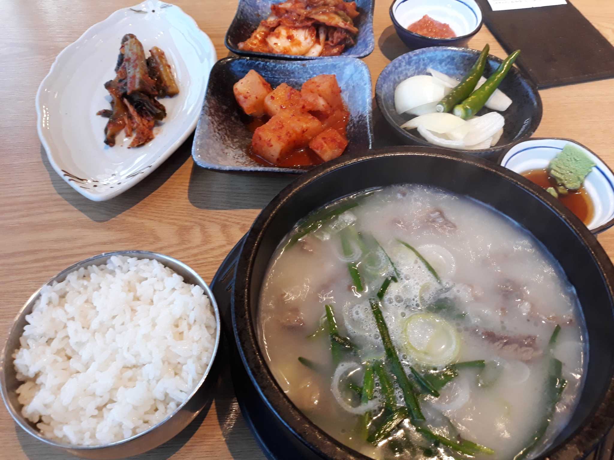 Singyoryeongsagolsundaeguk bonjeom (신교령사골순대국 본점) 3