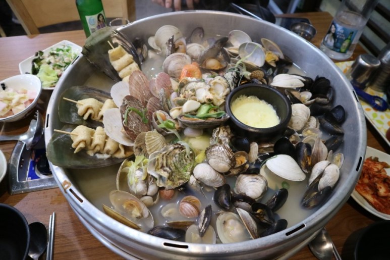 Taekinejogaejeongol (택이네조개전골) 1