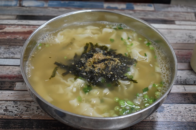 Somunnansonkalguksu (소문난손칼국수) 2
