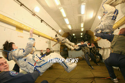 우주인 후보자들 무중력 체험
